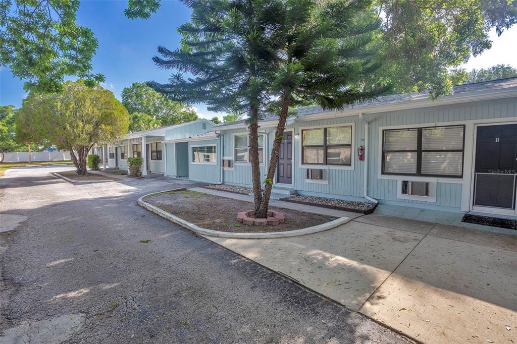 1102 Sunset Point Rd in Clearwater, FL - Building Photo