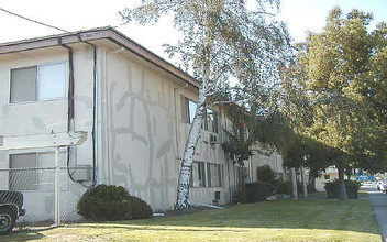 Yosemite Apartments in Manteca, CA - Building Photo - Building Photo