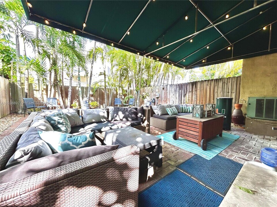 3777 SW 28th St in Miami, FL - Foto de edificio