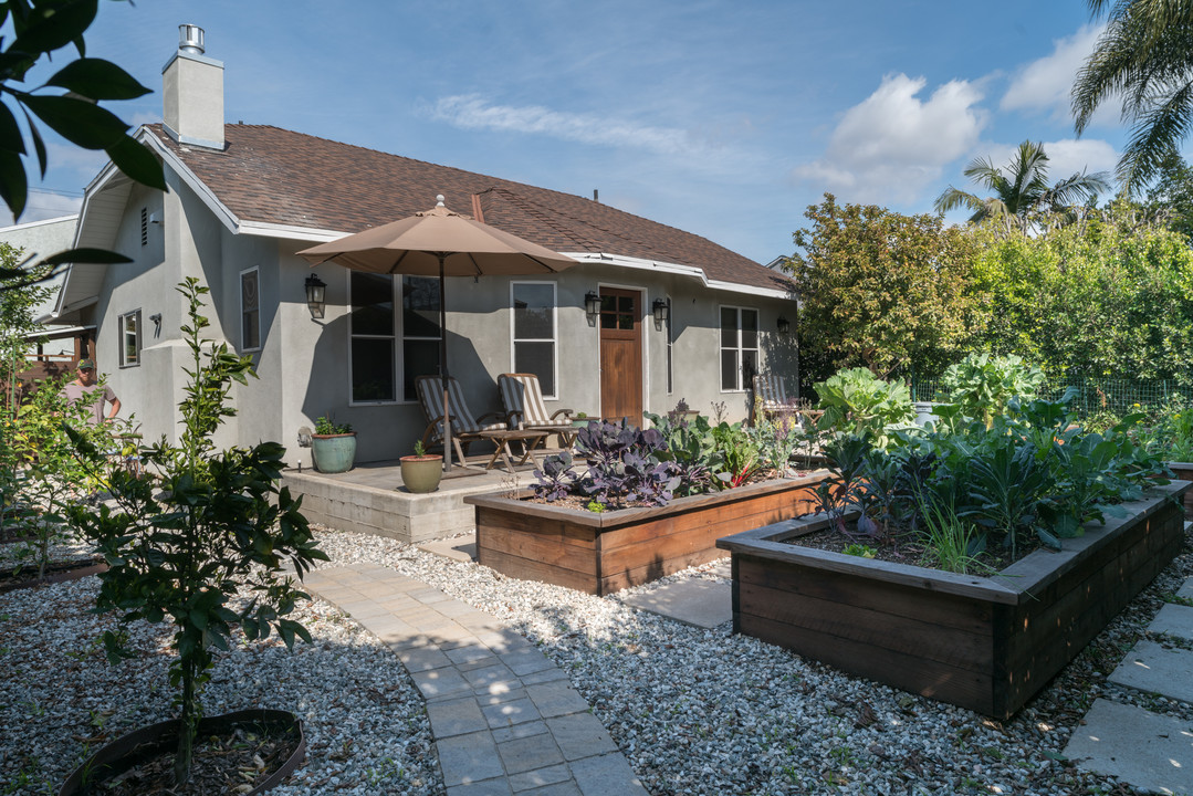 4567 St Charles Pl in Los Angeles, CA - Building Photo