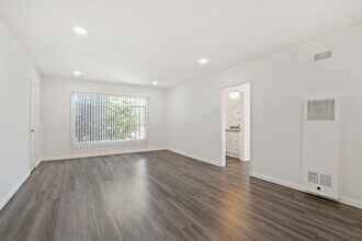 1234 10th St in Santa Monica - steps to Wilshire Blvd! in Santa Monica, CA - Building Photo - Building Photo