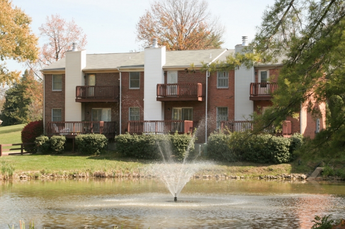 Gardiner Lake in Louisville, KY - Building Photo