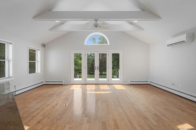 18 Old Orchard Rd in Greenwich, CT - Foto de edificio - Building Photo