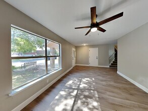 8011 Manderly Pl in Converse, TX - Building Photo - Building Photo