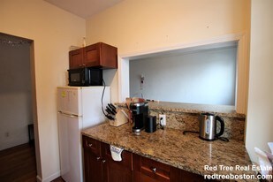 2003 Commonwealth Avenue, Unit 9 in Boston, MA - Building Photo