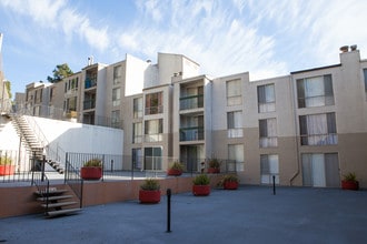 Mt. Sutro Apartments in San Francisco, CA - Foto de edificio - Building Photo