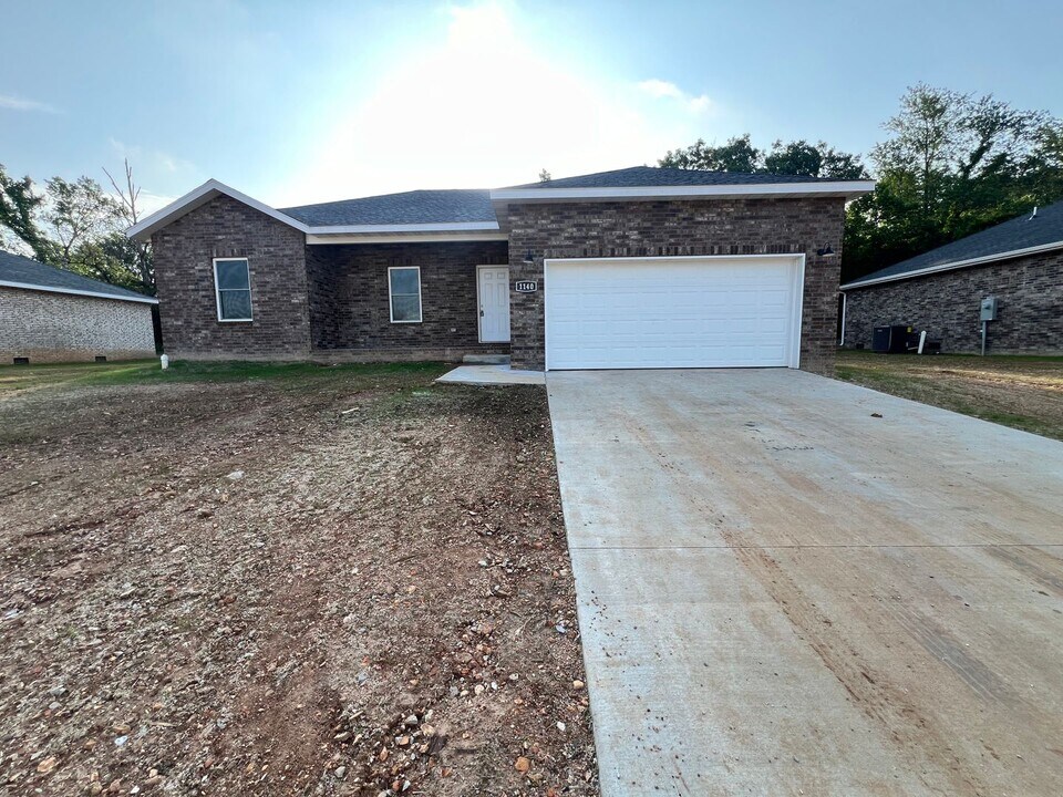 1140 S Mission Ave in Bolivar, MO - Building Photo