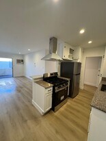 5511 Corteen Pl, Unit 7 in Los Angeles, CA - Building Photo