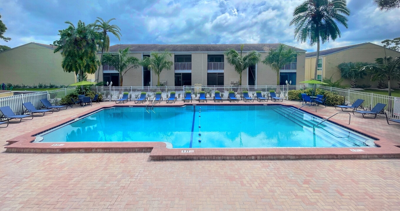 Garden Grove Apartments in Sarasota, FL - Building Photo