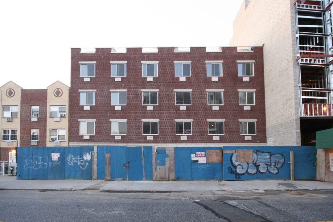 62 Maspeth Ave in Brooklyn, NY - Building Photo