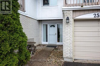 2557 Flannery Dr in Ottawa, ON - Building Photo - Building Photo