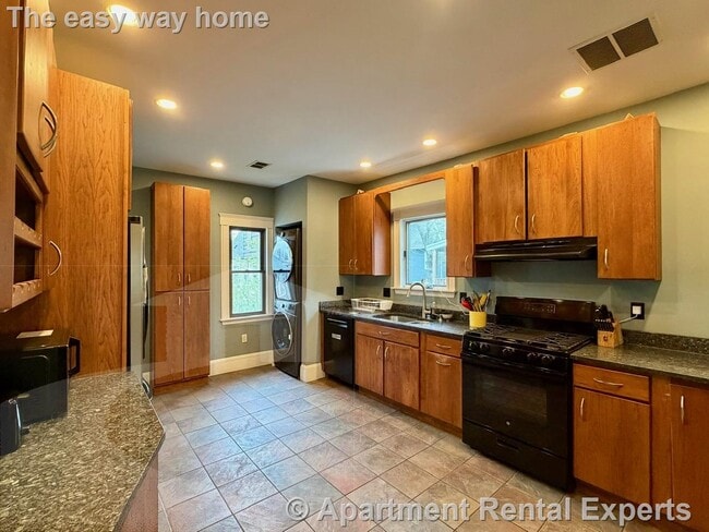 33 Chetwynd Rd in Somerville, MA - Building Photo - Building Photo