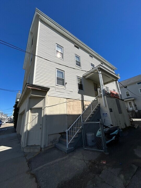 11 Davis St in Fall River, MA - Building Photo