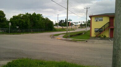 900 W 9th St in Riviera Beach, FL - Building Photo - Building Photo