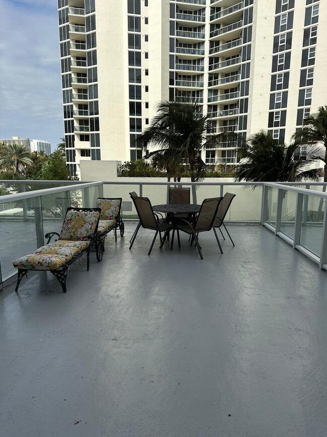 19201 Collins Ave, Unit 123 in Sunny Isles Beach, FL - Foto de edificio - Building Photo