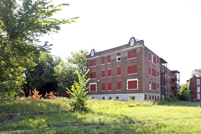 5882 Cabanne Ave in St. Louis, MO - Foto de edificio - Building Photo