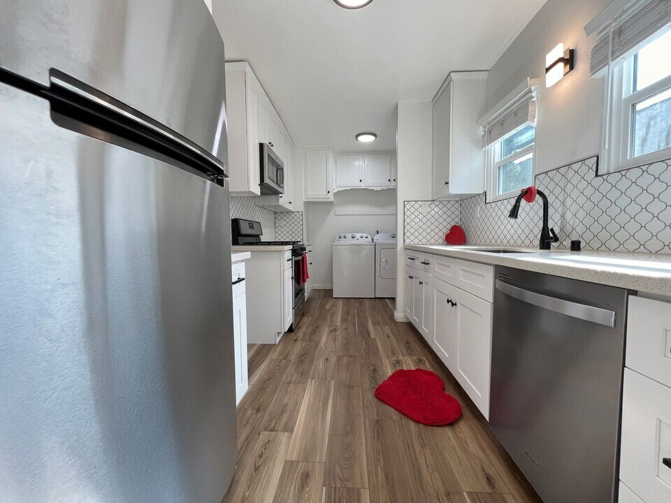 2322-2322 Eucalyptus Ave in Long Beach, CA - Building Photo