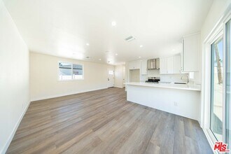 8430 Glenoaks Blvd in Los Angeles, CA - Building Photo - Building Photo