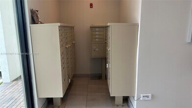 8001 NW 41st St in Doral, FL - Building Photo - Building Photo