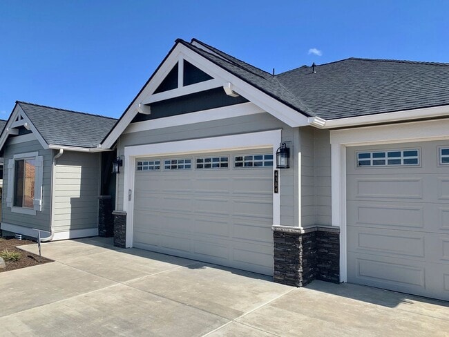 4384 SW 36th St in Redmond, OR - Building Photo - Building Photo