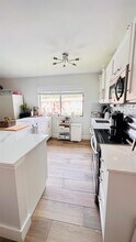 223 Lakeview Dr in Weston, FL - Building Photo - Building Photo