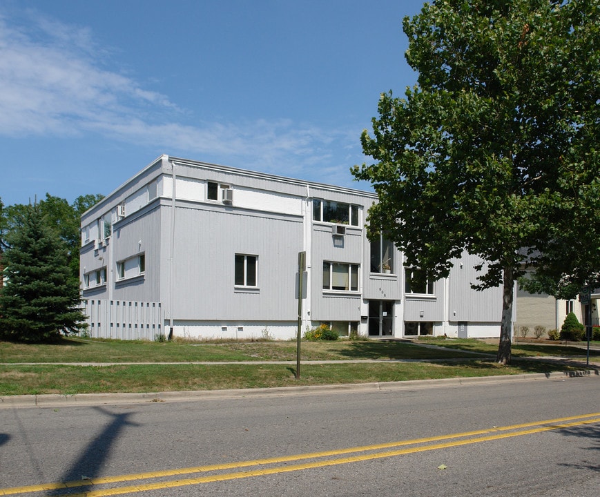 606 A W Shiawassee St in Lansing, MI - Building Photo