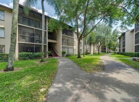 207 Foxtail Dr in Greenacres, FL - Building Photo