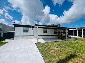 550 Woodpecker Pike in Winter Haven, FL - Building Photo