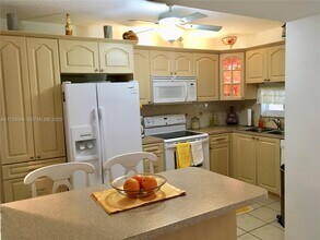 611 S Hollybrook Dr in Pembroke Pines, FL - Building Photo - Building Photo