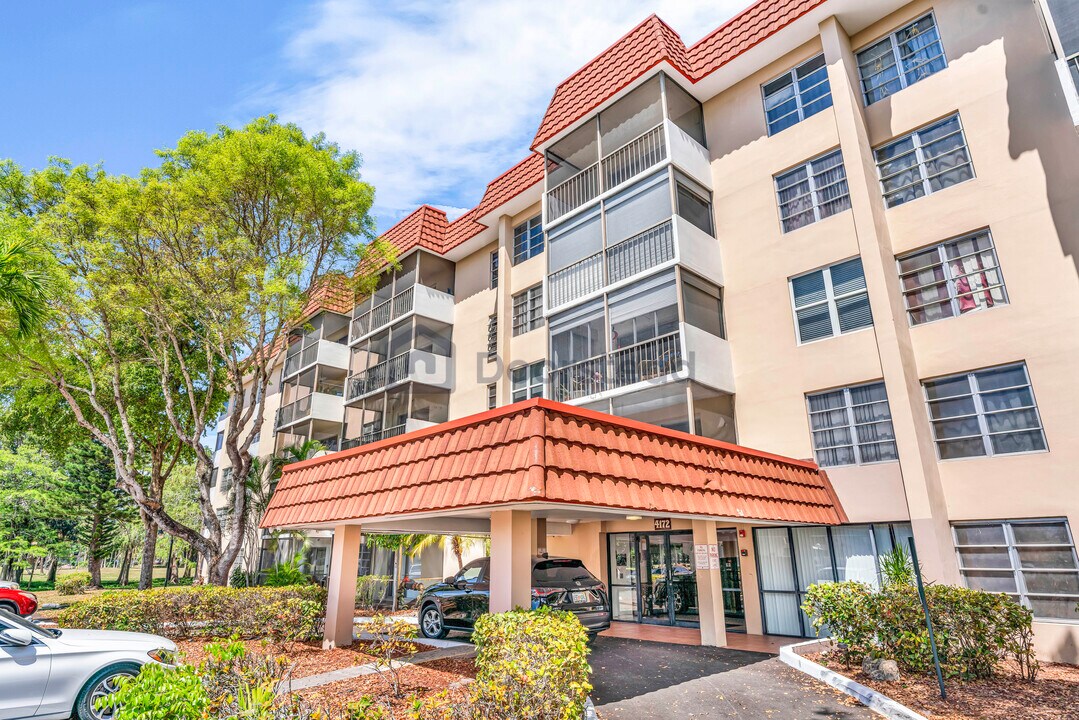 4172 Inverrary Dr, Unit 510 in Lauderhill, FL - Building Photo