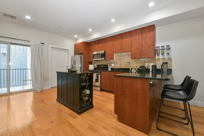 327 W Broadway, Unit 1 in Boston, MA - Foto de edificio - Building Photo