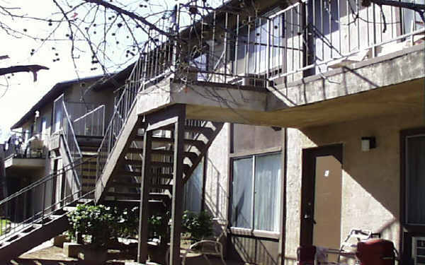 963 E Washington Ave in El Cajon, CA - Foto de edificio - Building Photo