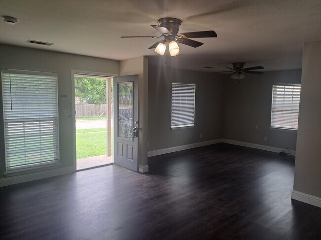 615 Royal Crest Dr in Mesquite, TX - Building Photo - Building Photo