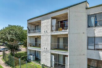 Hearthwood Condominiums in Houston, TX - Foto de edificio - Building Photo