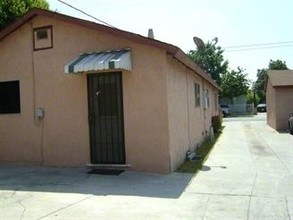 6727 Perry Rd in Bell Gardens, CA - Building Photo - Building Photo