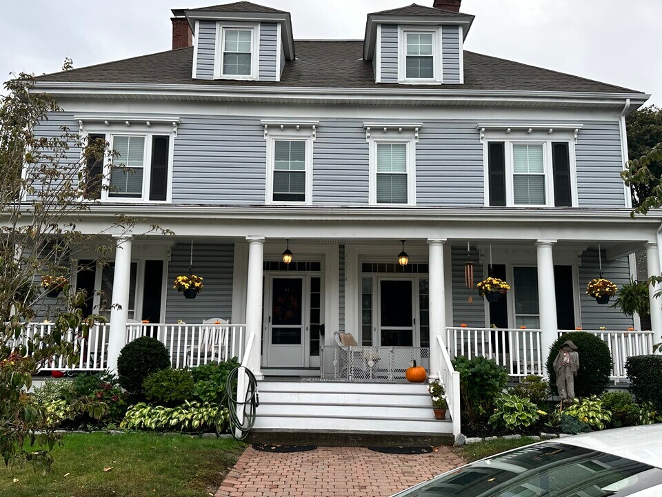 37 Basset St, Unit 37-1B in Lynn, MA - Building Photo