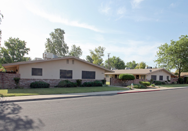 990-1030 N Villa Ave in Dinuba, CA - Foto de edificio - Building Photo