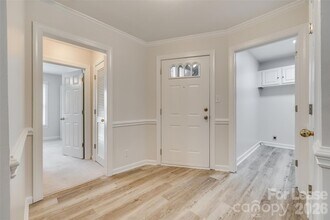 13822 Queens Harbor Rd in Charlotte, NC - Foto de edificio - Building Photo