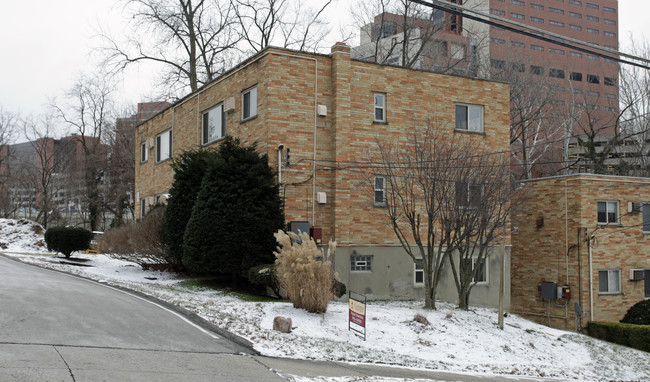 Whitfield Gardens in Cincinnati, OH - Building Photo - Building Photo