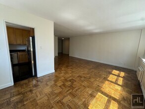 EXTRA LARGE 1 BED IN PRIME YORKVILLE LOCAT in New York, NY - Building Photo - Building Photo