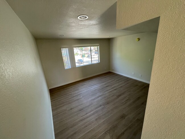 500 Oak St, Unit 211 in Glendale, CA - Building Photo - Building Photo