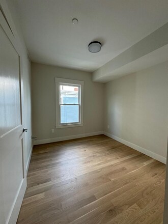 208 Banks St, Unit 2 in Cambridge, MA - Building Photo - Building Photo