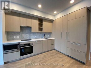95-4095 McMahon Dr in Toronto, ON - Building Photo - Building Photo