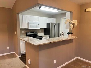 3609 Oakmonte Blvd, Unit 36 in Rochester, MI - Foto de edificio - Building Photo