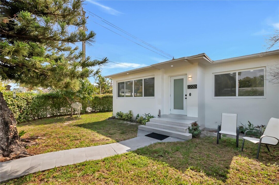 2200 SW 21st St in Miami, FL - Building Photo