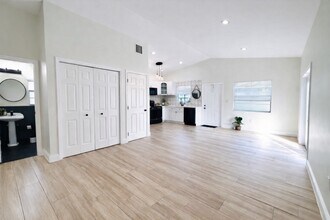 1012 NE 17th Ct, Unit 3 in Fort Lauderdale, FL - Foto de edificio - Building Photo