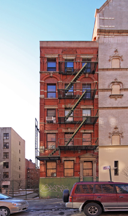 334 E 105th St in New York, NY - Building Photo