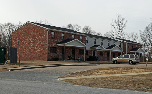 Raymond Sanders Apartments in Benson, NC - Foto de edificio - Building Photo