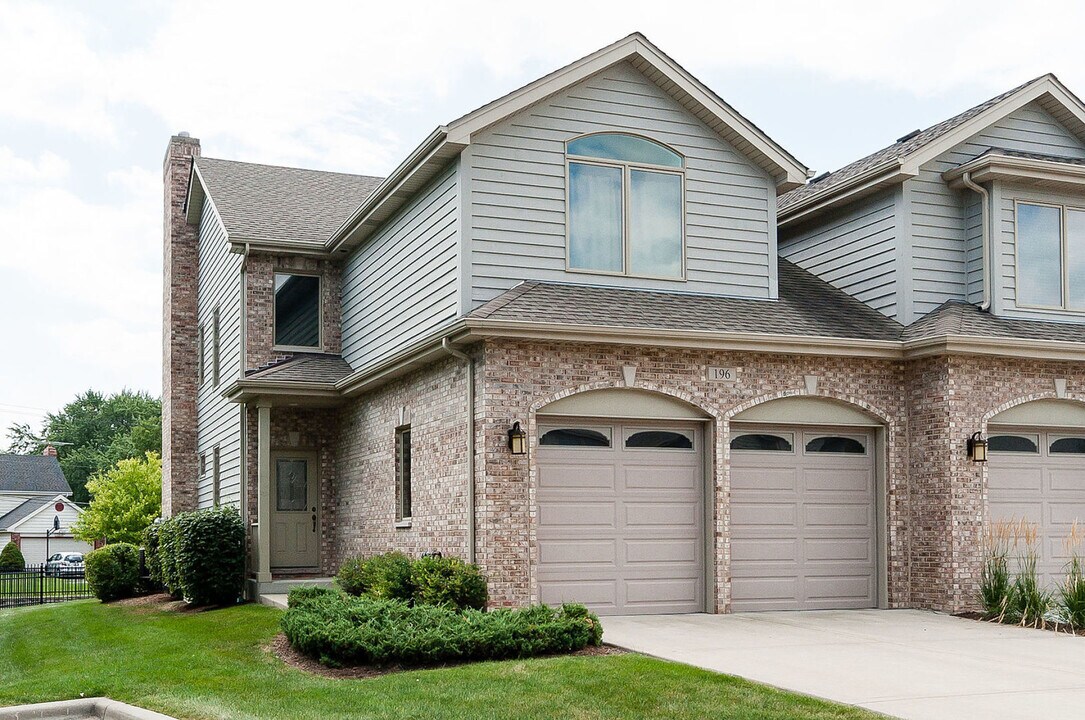 196 Mayo Ct in Elmhurst, IL - Building Photo