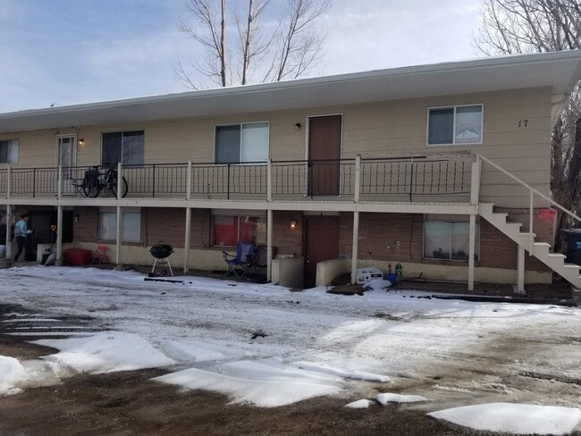 17 University Dr
